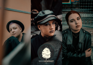 Ein Teamfoto, das von links nach rechts Jo, Beccs und Riley zeigt. Die Farben sind gedeckt und eher mit grünen Untertönen versehen.