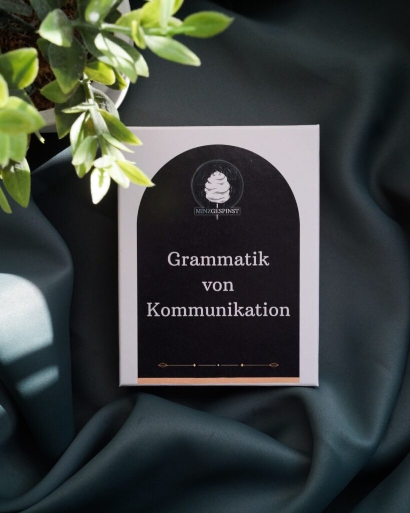 Box Kommunikation-Kartenset, auf einem grünen Hintergrund, darauf: Grammatik von Kommunikation