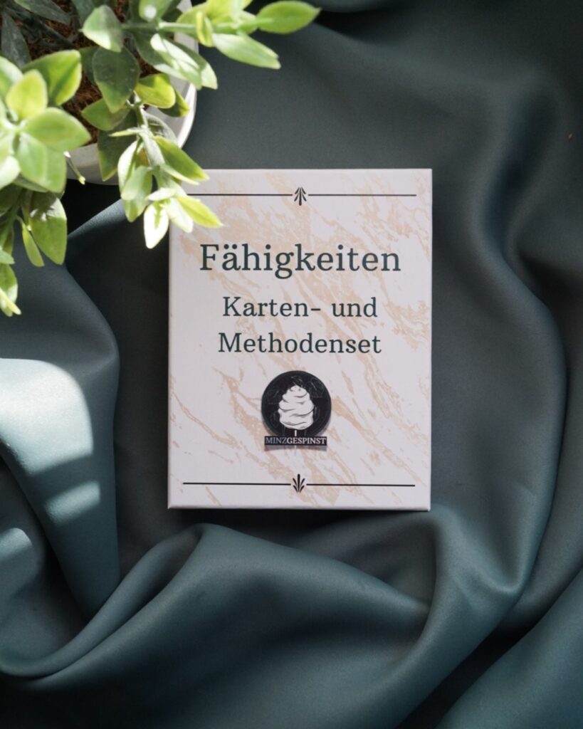 Box Fähigkeiten-Kartenset, auf einem grünen Hintergrund, darauf: Fähigkeiten - Karten- und Methodenset